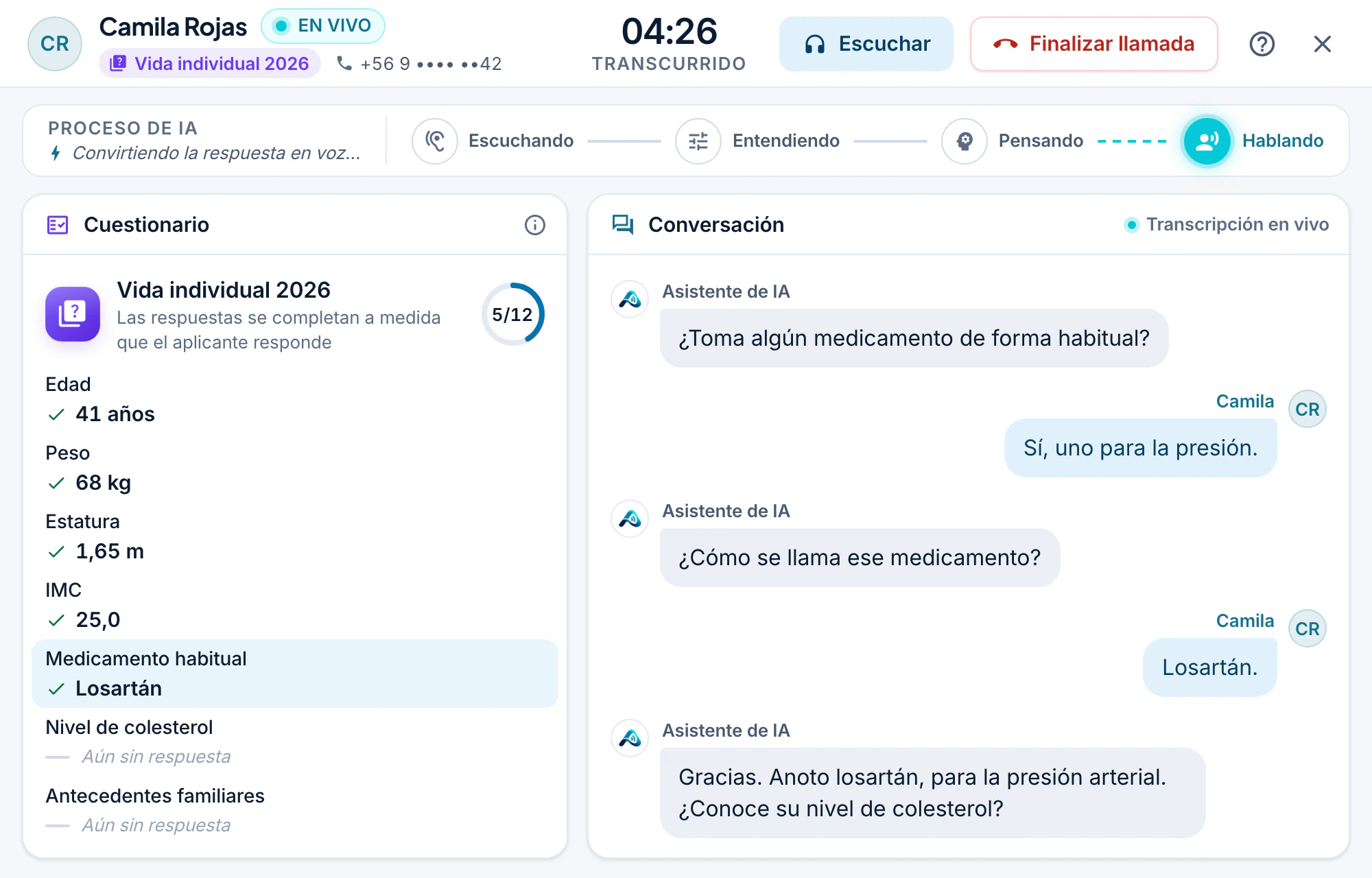 Monitor de llamada con la transcripción en vivo de la conversación entre Sofía y Camila Rojas, las respuestas que se completan en el cuestionario y la etapa del proceso de IA.